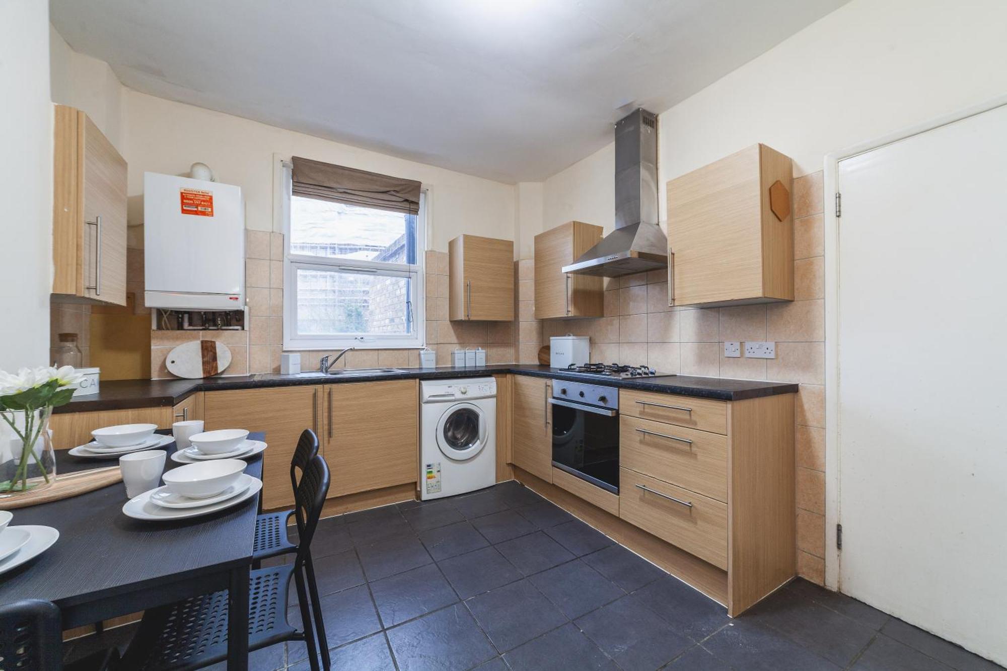 1 Double Available In Lovely Acton Duplex - 5 Minutes From Elizabeth Line & Close To Heathrow Apartment
