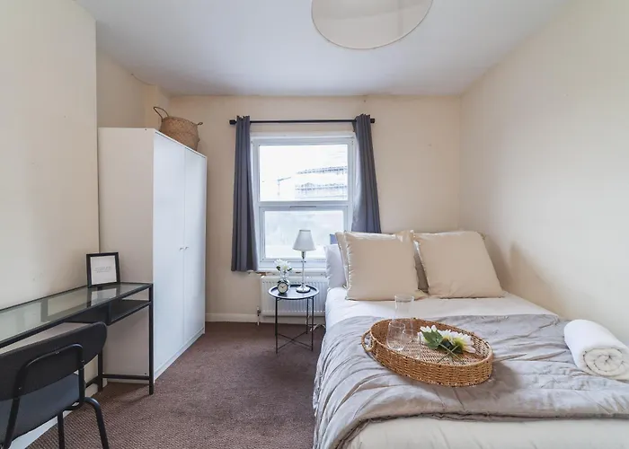 1 Double Room Available In Lovely Acton Duplex - 5 Minutes From Elizabeth Line & Close To Heathrow
