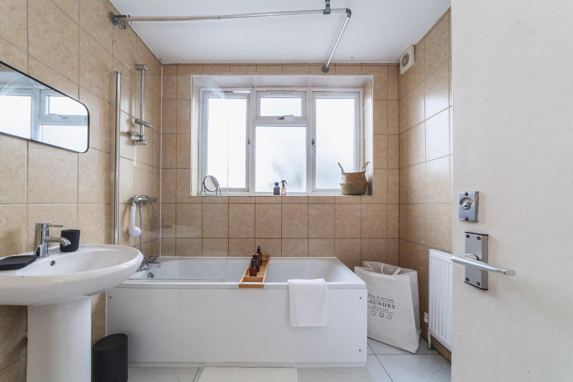 1 Double Available In Lovely Acton Duplex - 5 Minutes From Elizabeth Line & Close To Heathrow Londra